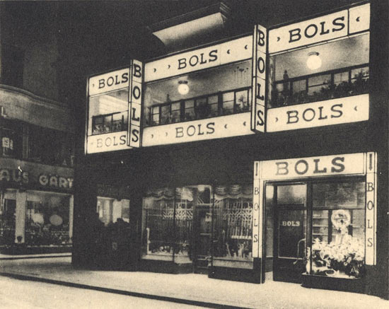 Bols-Geschäft mit nächtlicher Leuchtreklame zur Schlossstraße / Ecke Rosmaringasse