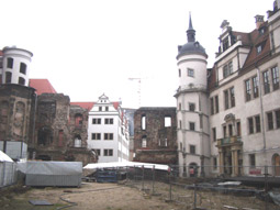 Dresden  Renaissance Schloss: Süd-ost-Seite mit Barock Toreinfahrt 