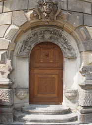Südöstliche Ecke des Schlosses. Fertiggestellte Tür mit den beiden originalen Nischenfiguren 