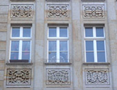 50er Jahre Ornamentik in den Spiegelfeldern an der Fassade der Wohnbauten Altmarkt- Ostseite